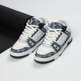 Louis Vuitton  - جينز مع ابيض